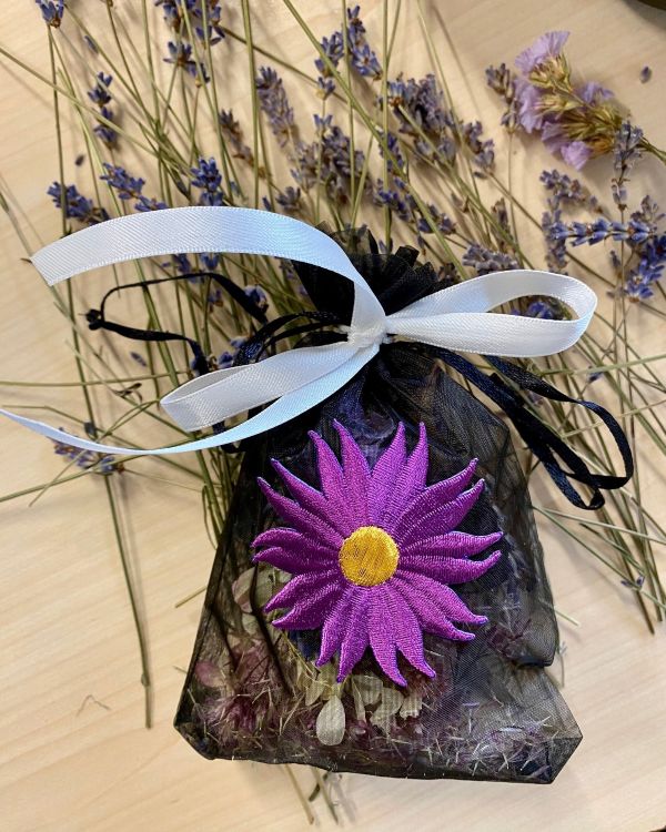 Lilla lill ja kuivatatud lavendlid laua peal kotikeses