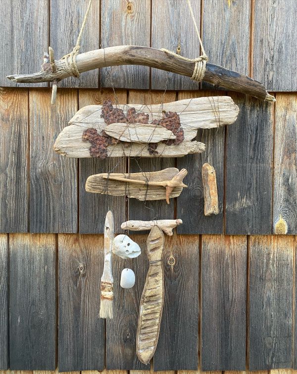 Puidust mereleidudest meisterdatud leiud on traadiga põimitud seinakaunistuseks