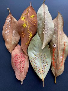 Kuus erinevat lehte, millele on tikitud erinevad mustrid