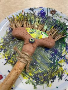 Savist voolitud pintsel, mis on asetatud taldrikule värvidega