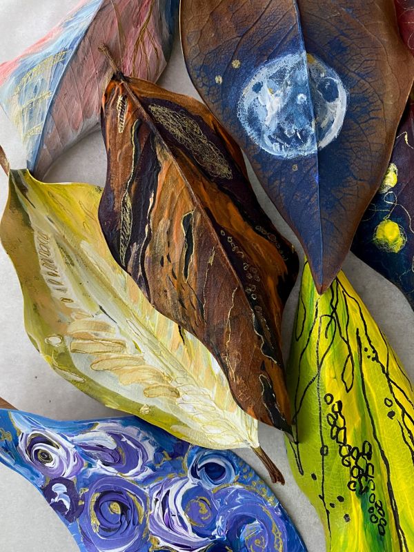 Maalitud lehed, millel on kujutatud abstraktsed mustrid.