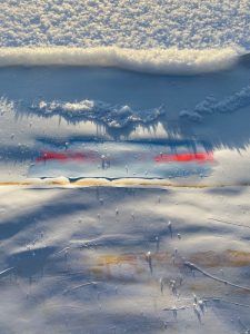 Valge muster sinisel ja punasel taustal