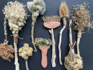 Savist ja looduslikest materjalides meisterdatud pintslid, mis on asetatud tumedale taustale