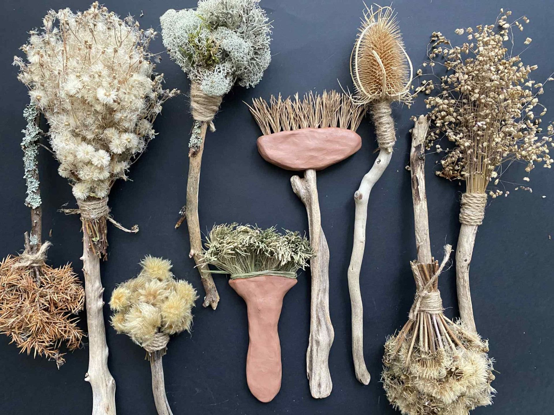 Savist ja looduslikest materjalides meisterdatud pintslid, mis on asetatud tumedale taustale