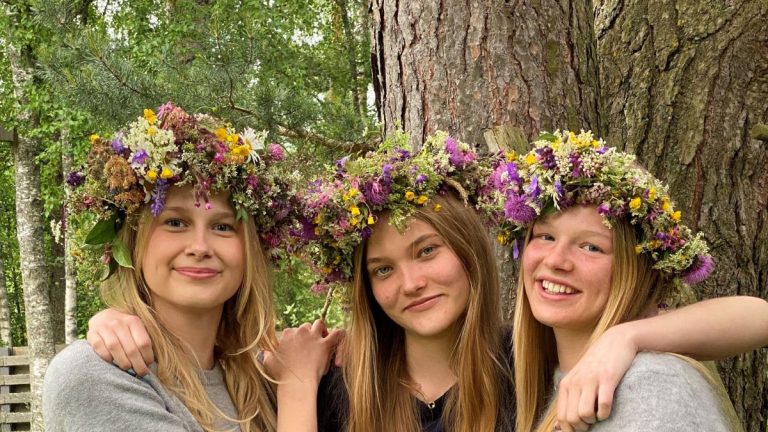 Kolm kaunist neidu ilusate pärgadega peas